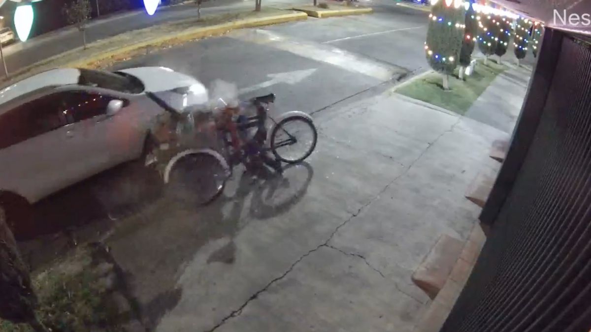 Momento en que camioneta atropella a un vendedor de tamales