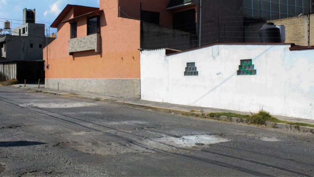 Baches en calles aledañas a la Terminal de Toluca