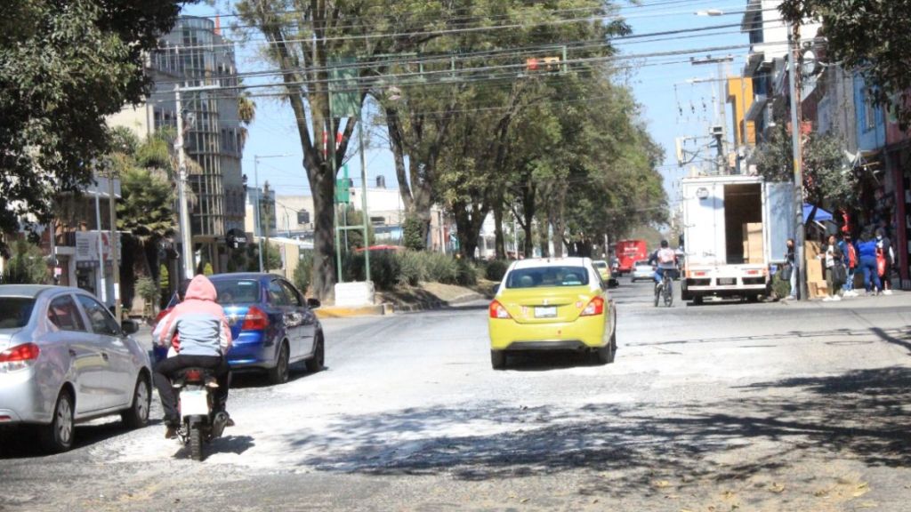 baches en la colonia Santa María de las Rosas, en Toluca