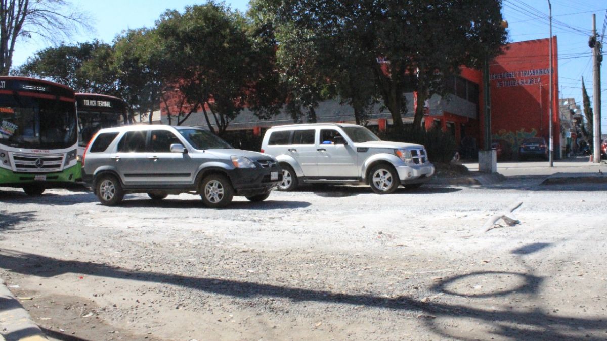 coches y baches en la colonia Santa María de las Rosas