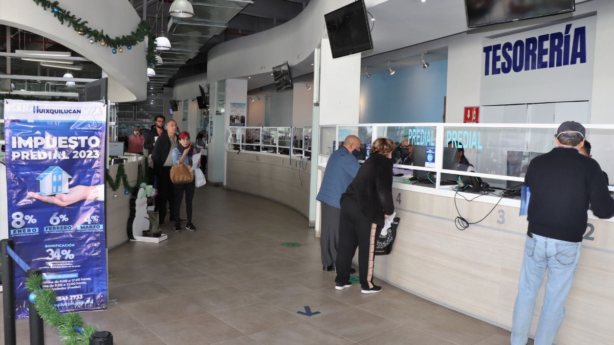 Personas formadas para pagar predial en Huixquilucan