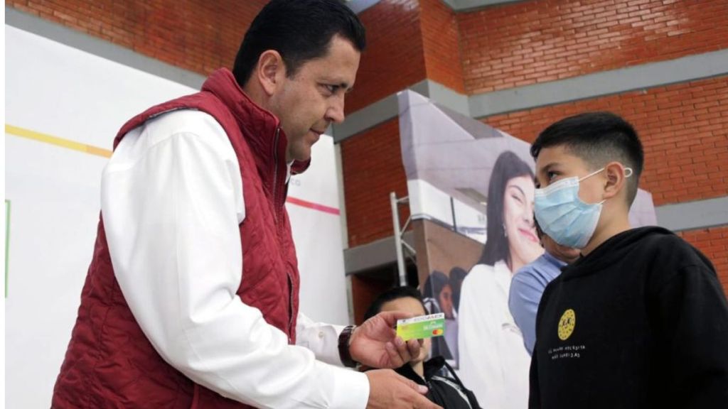 Entrega de becas a estudiantes del Edomex