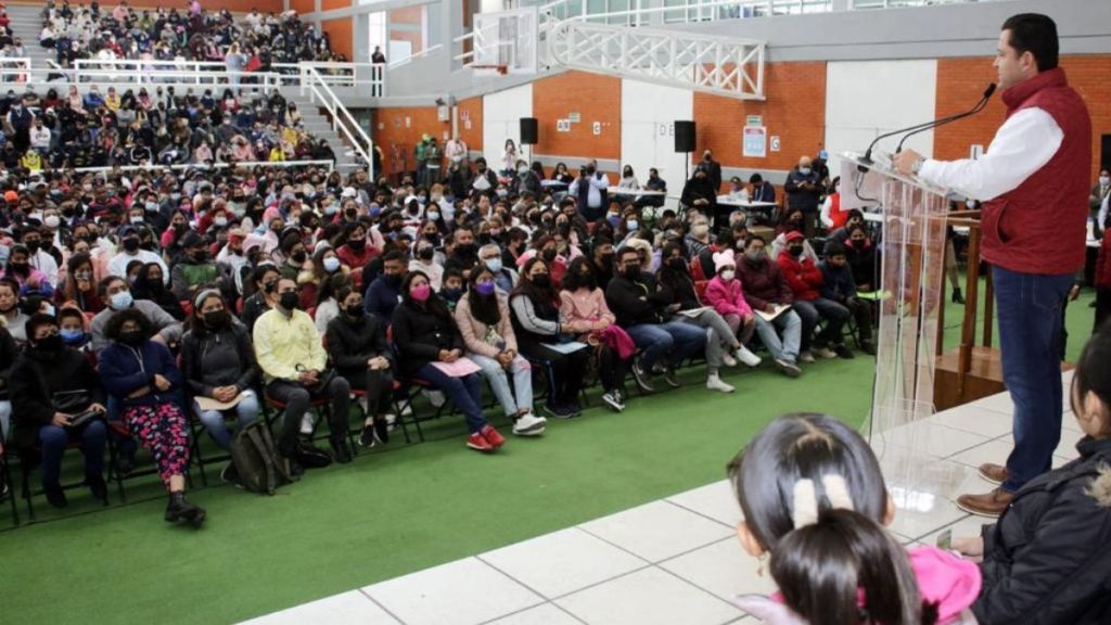 Entregan becas a estudiantes del Edomex