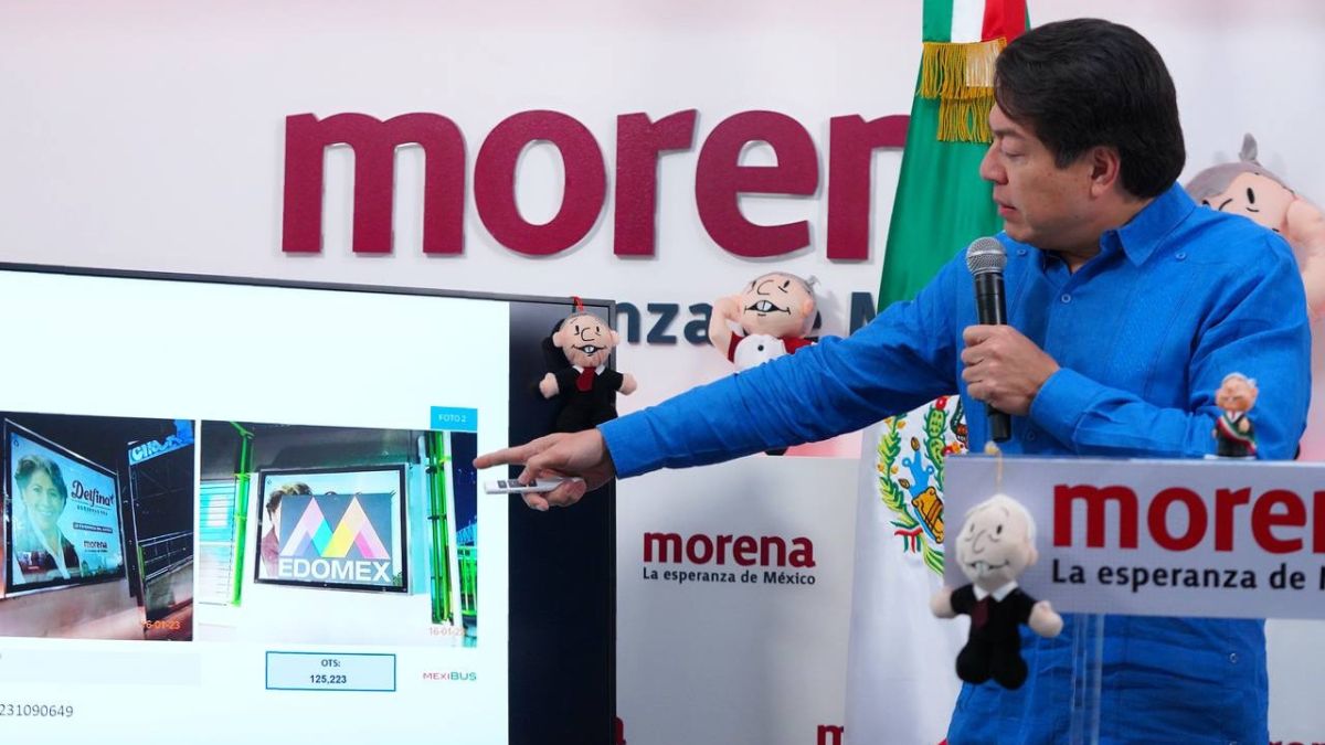 Mario Delgado mostrando pruebas de guerra sucia contra Delfina Gómez