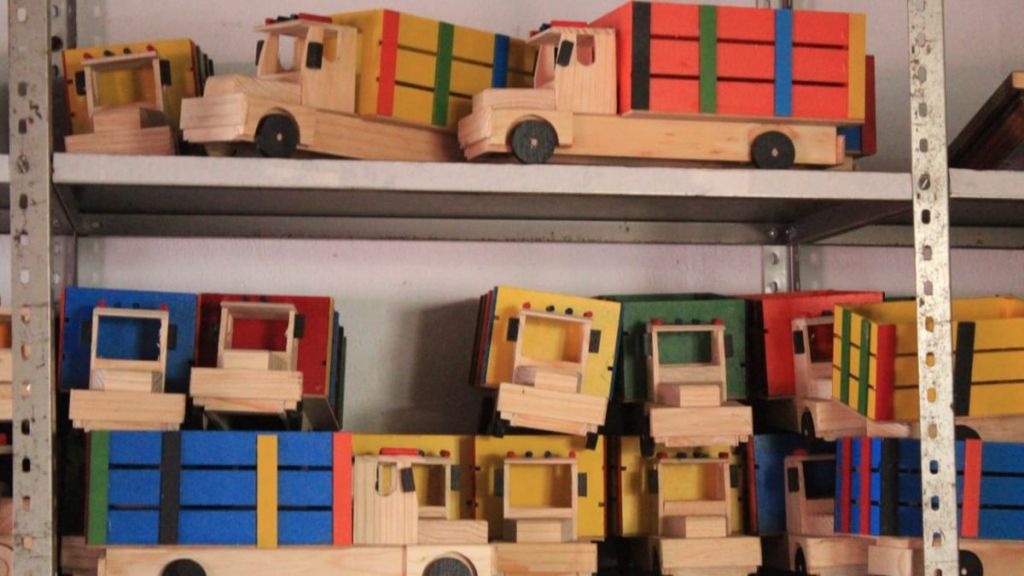 Juguetes de madera para venta de Día de Reyes