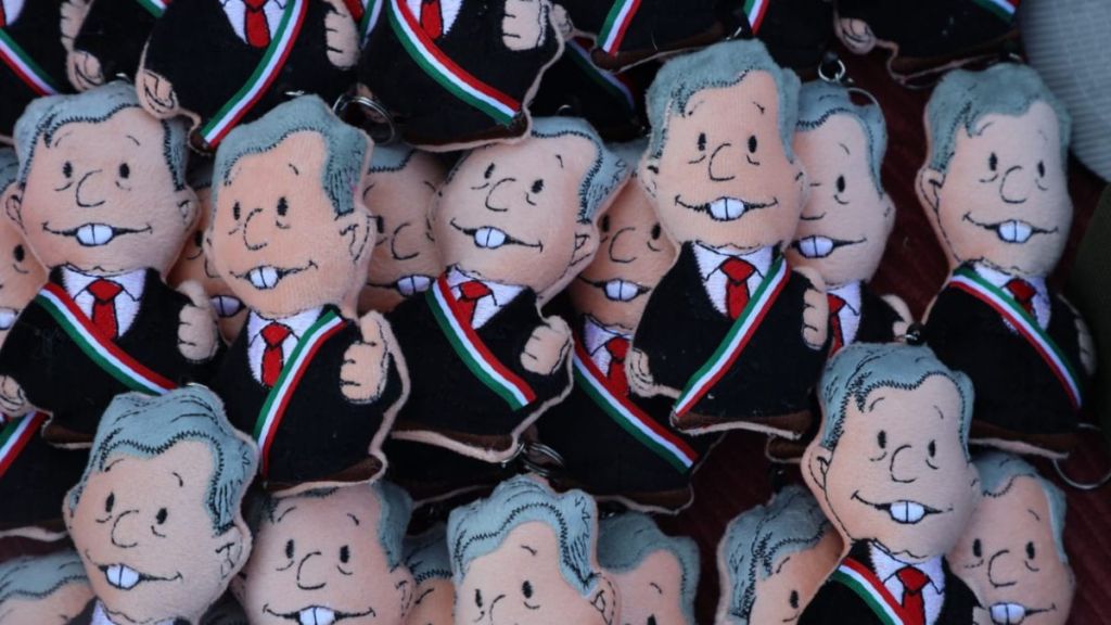 Mercancía en el evento de precampaña de Delfina