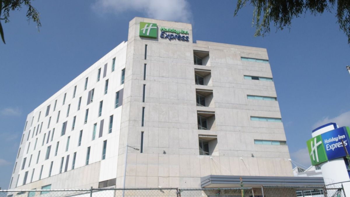 Fachada del hotel Holiday Inn Express de Metepec