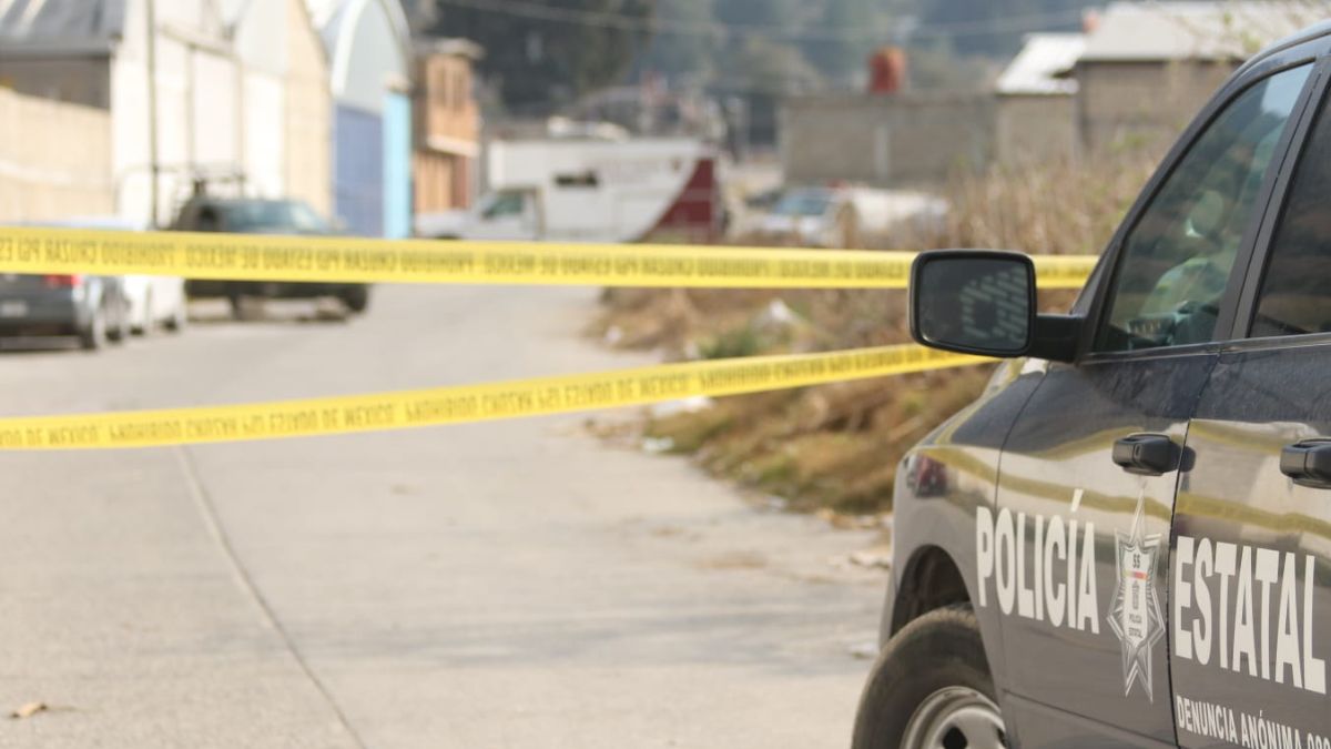 Camioneta de la policía estatal del edomex resguardando área