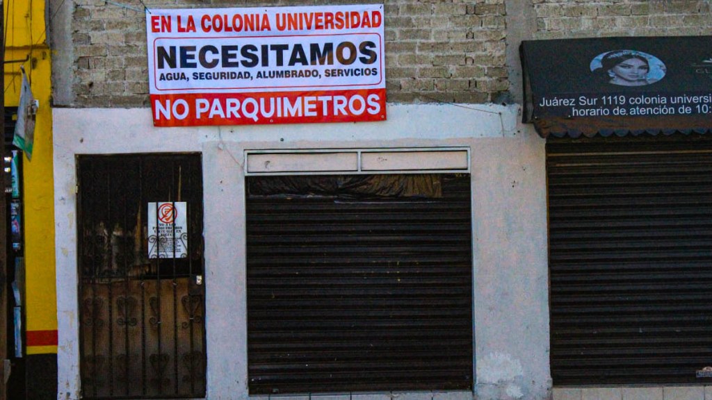 Lona colocada en la colonia Universidad contra los parquímetros en Toluca