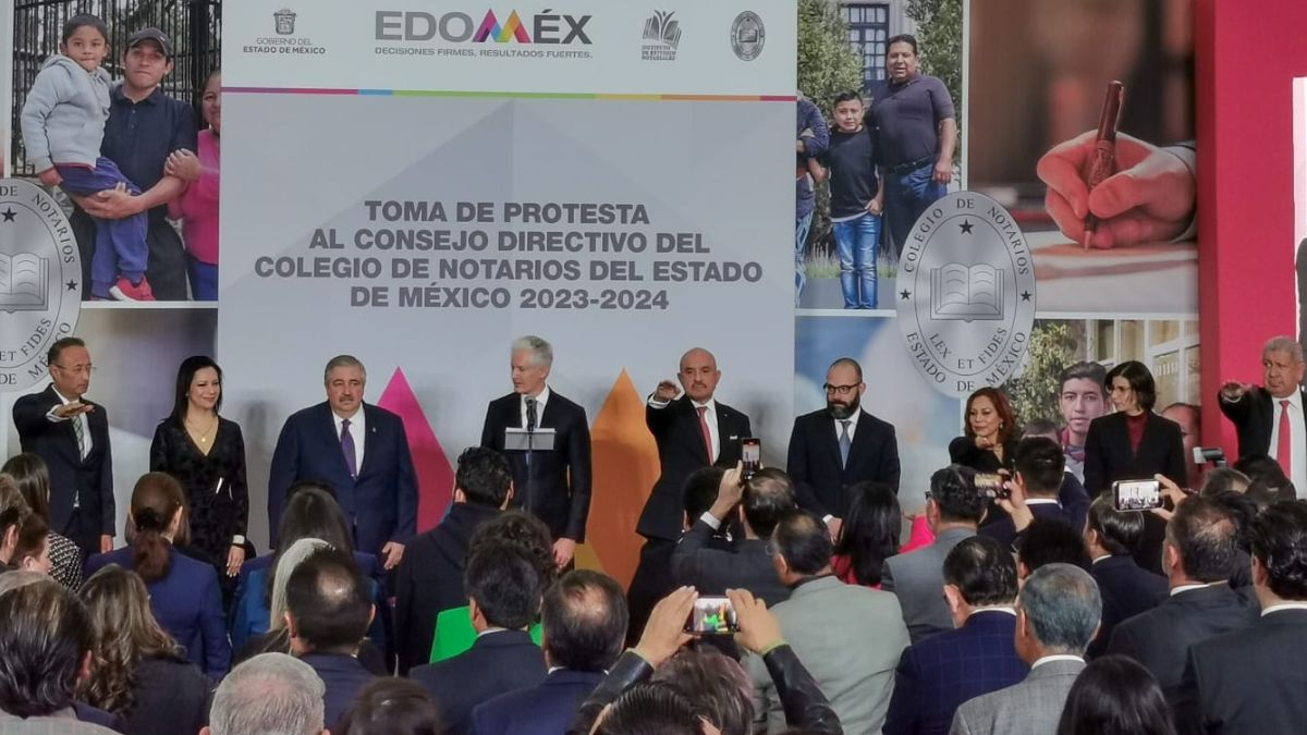 Toma de protesta de colegio de notarios con el gobernador Alfredo Del Mazo