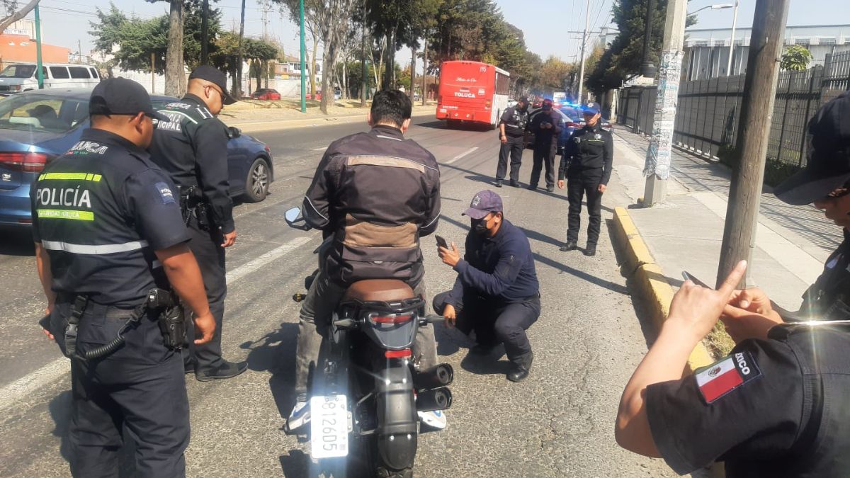 Policías revisando placas de una motocicleta en operativo