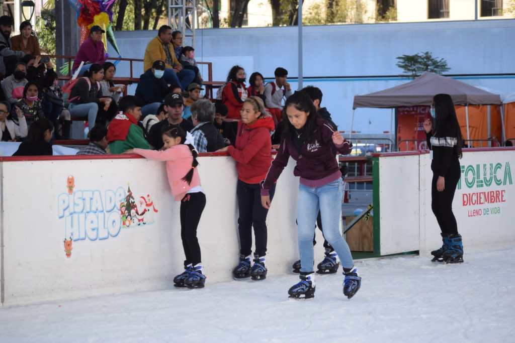 personas patinando sobre hielo