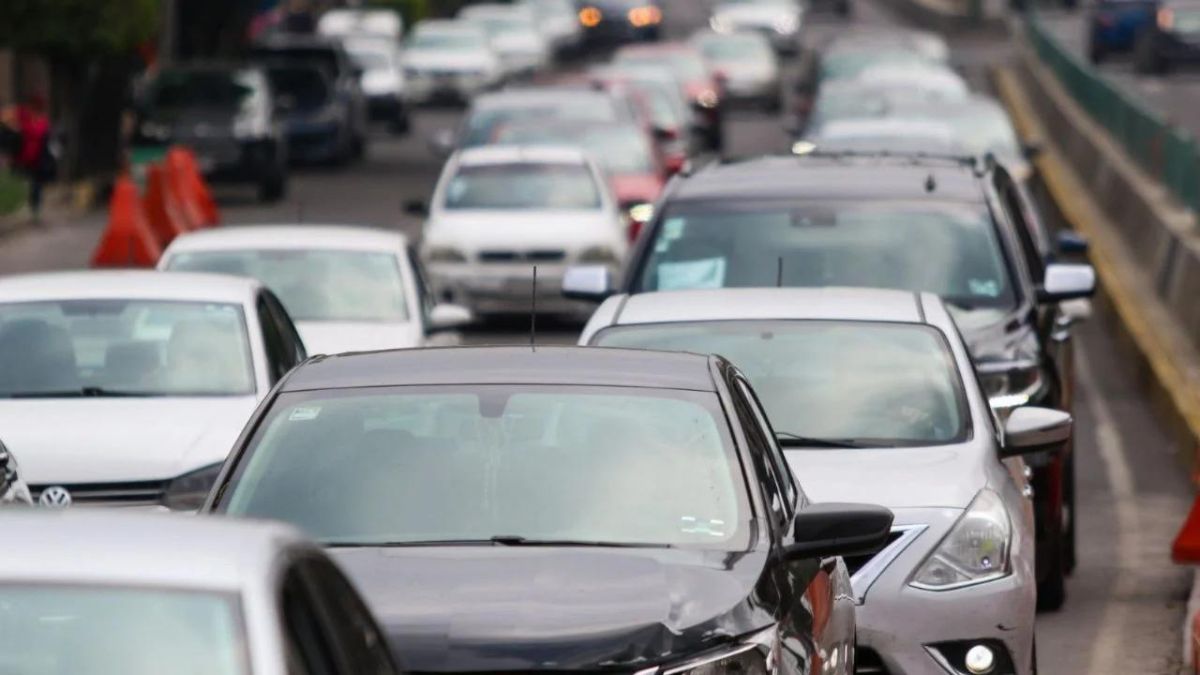 automóviles en carretera