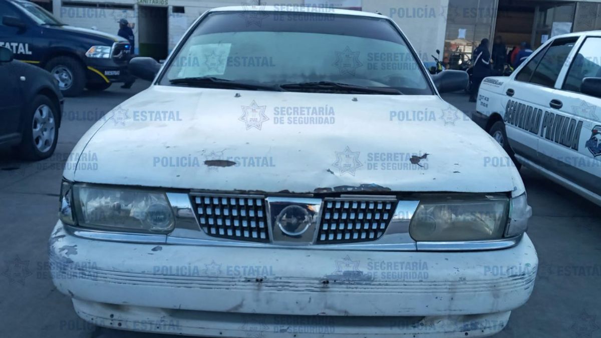 Parte delantera de un automóvil tipo tsuru, color blanco
