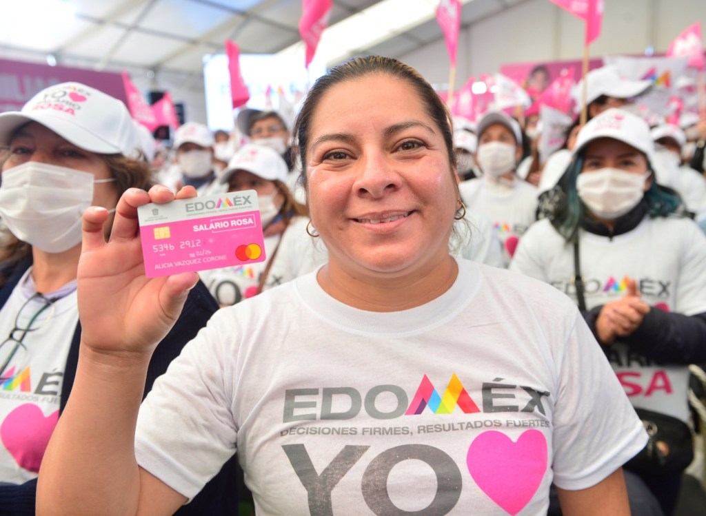 Mujer beneficiaria del salario rosa