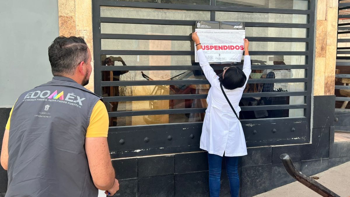 Autoridades del Gobierno del Edomex poniendo sellos de "suspendidos" en clínica de Valle de Bravo