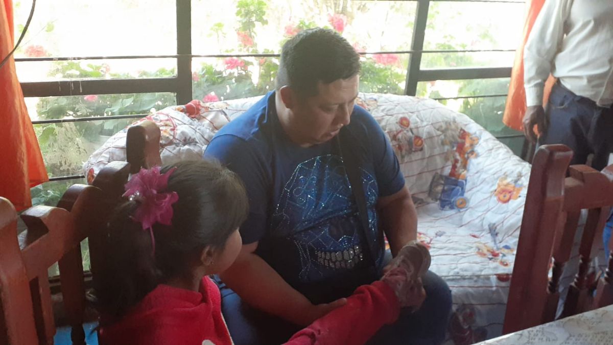 Alalde de Nicolás Romero, Armando Navarrete, visitando casas