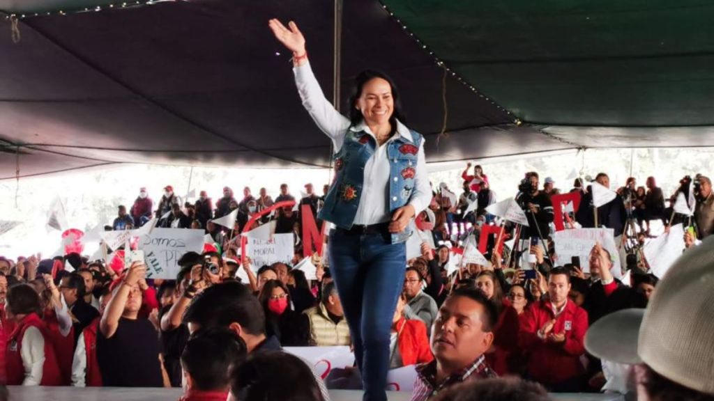Alejandra del Moral en evento de precampaña