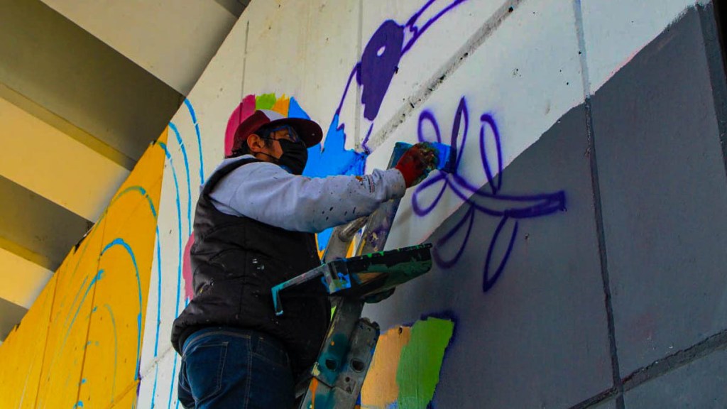 Daniel Sesentl pintando un mural en los bajo puentes de Tollocan, Toluca