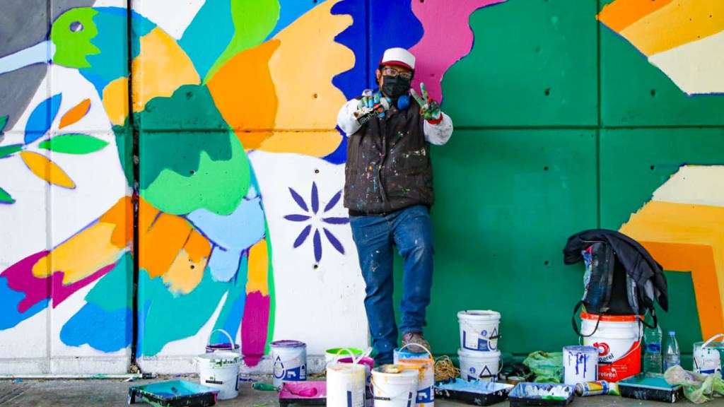 Daniel Sesentl pintando un mural en los bajo puentes de Tollocan, Toluca