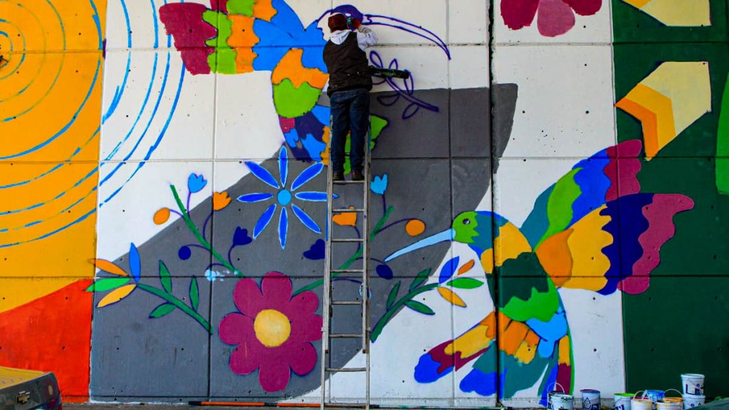 Daniel Sesentl pintando un mural en los bajo puentes de Tollocan, Toluca