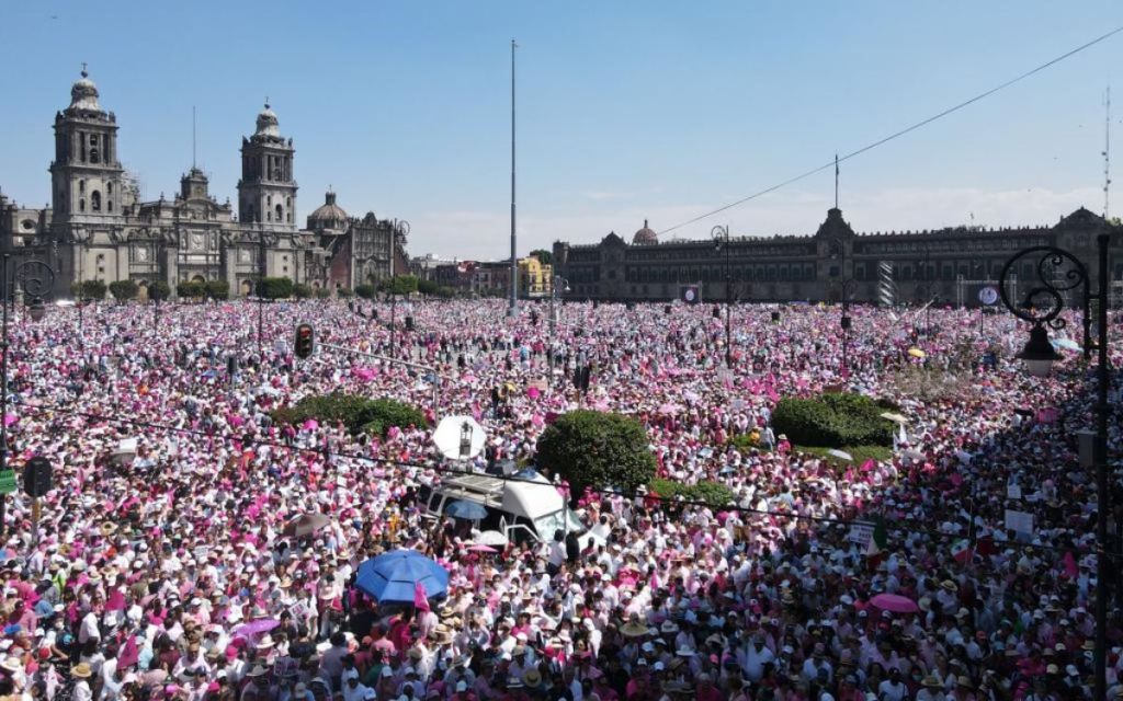 Manifestación en defensa del INE en el zócalo de la Ciudad de México