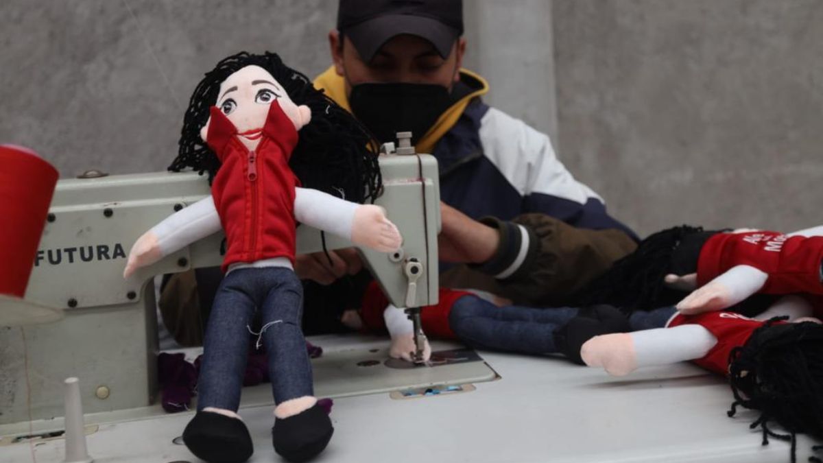 Persona en máquina de coser con peluche de Alejandra del Moral