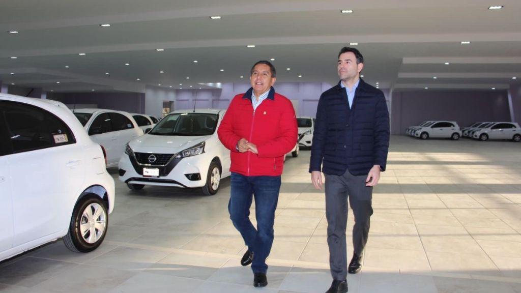 SMSEM entrega automóviles a maestros