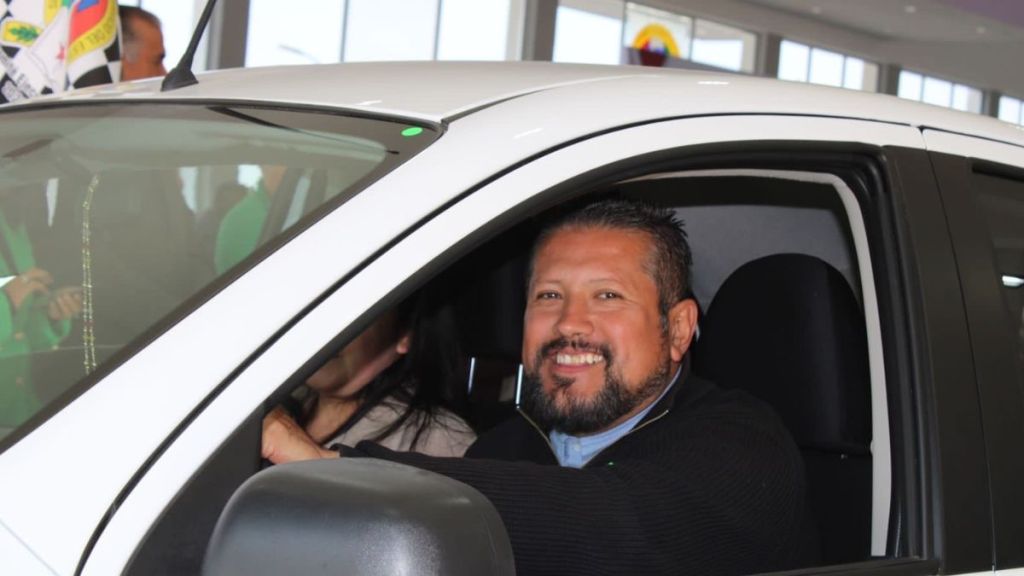 SMSEM entrega automóviles a maestros