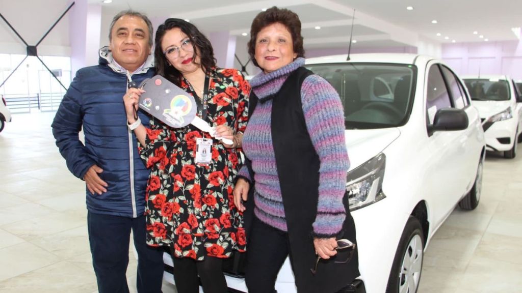 SMSEM entrega automóviles a maestros