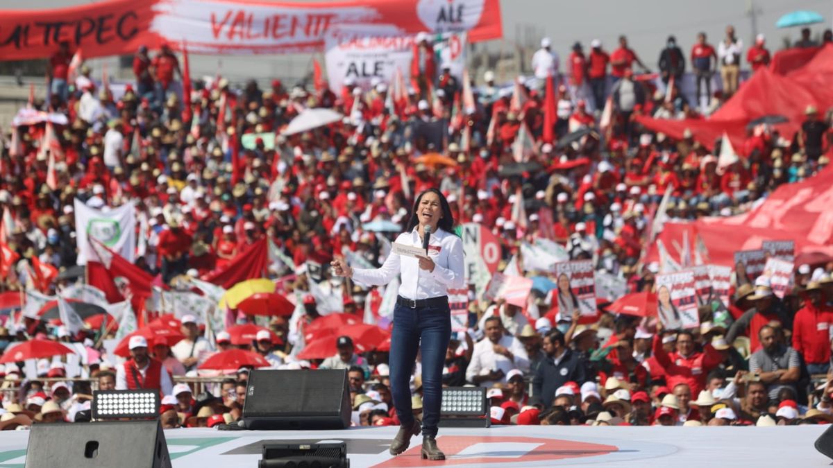 Alejandra del Moral en evento de precampaña