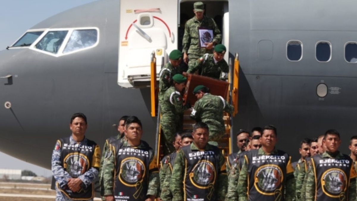 Elementos de la Sedena que viajaron a Turquía bajando de avión en el AIFA