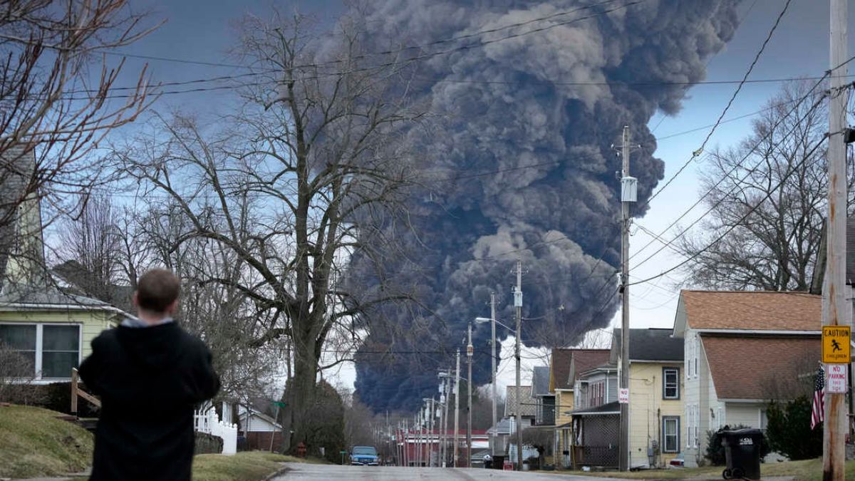Persona observando a lo lejos el humo de un incendio