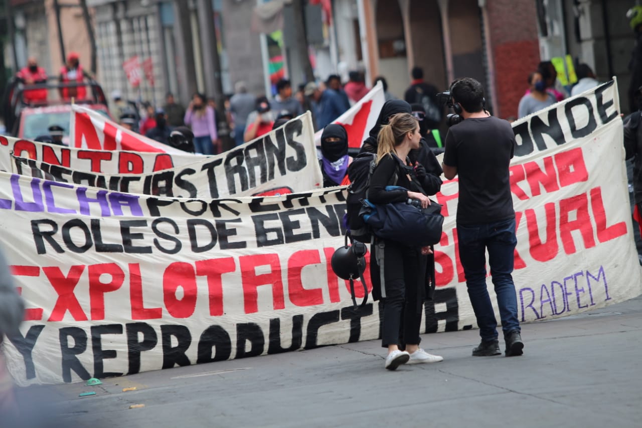 Feministas radicales se manifiestan contra la ley de identidad de ...