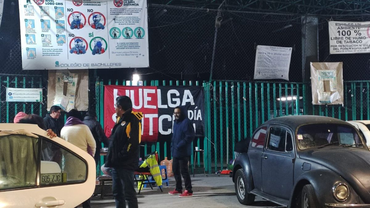 Personas en un plantel del Colegio de Bachilleres en huelga