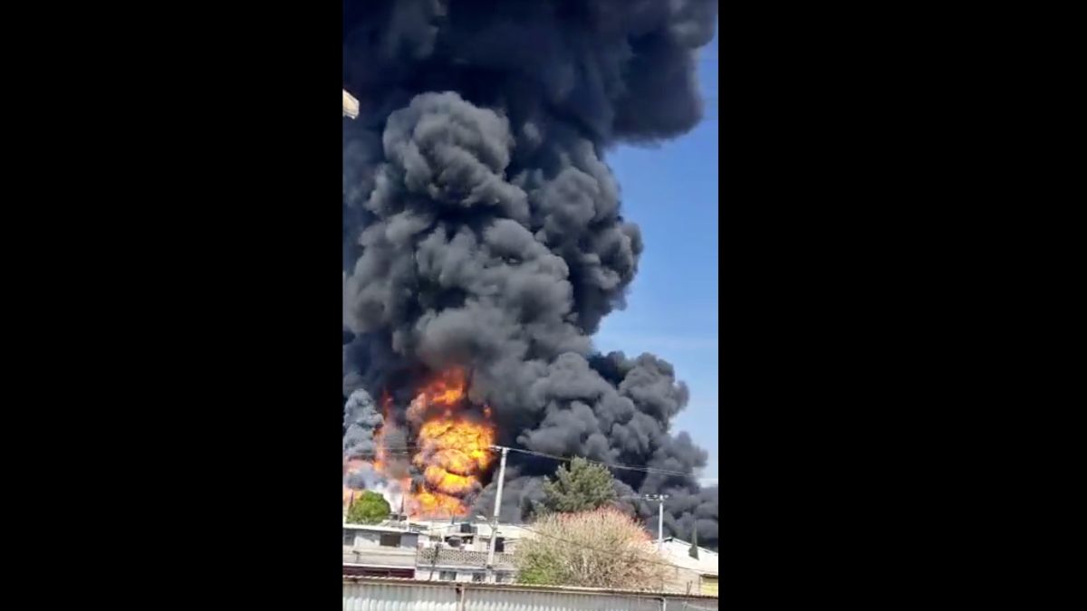 Humo por incendio en fábrica en Ecatepec
