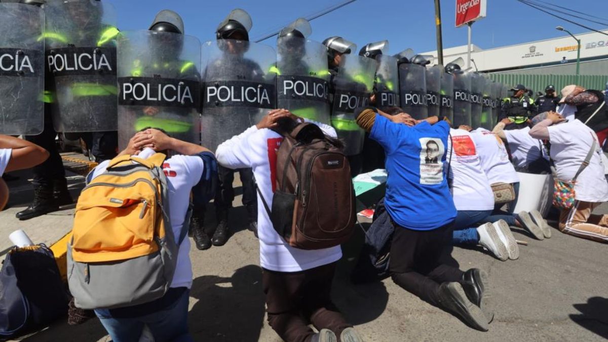 Integrantes del colectivo Haz Valer Mi Libertad hincados frente a fila de policías