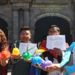 Activistas de la comunidad LGBTTTI+ afuera del Poder Legislativo