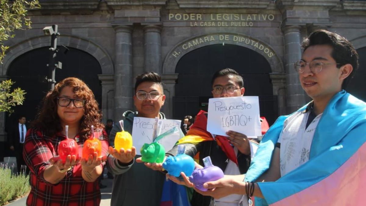 Activistas de la comunidad LGBTTTI+ afuera del Poder Legislativo