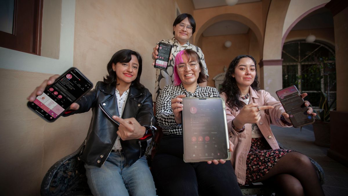 Jóvenes mostrando una página en redes sociales