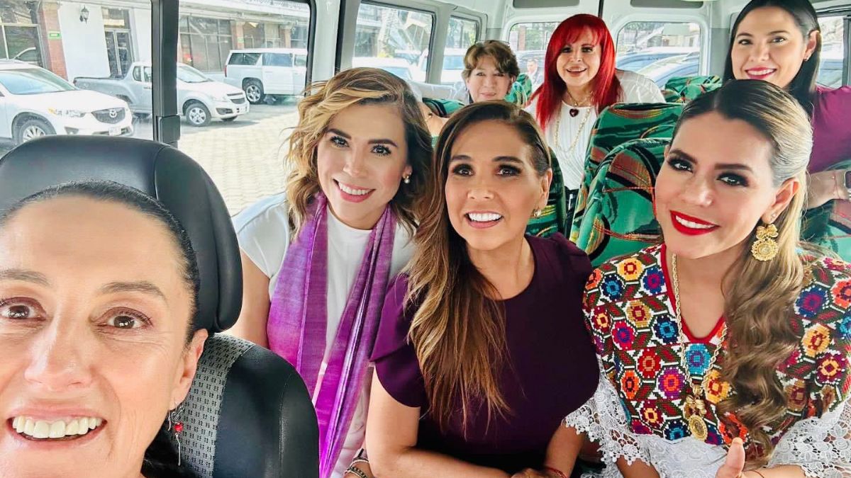 Delfina Gómez y otras mujeres de la política en una camioneta