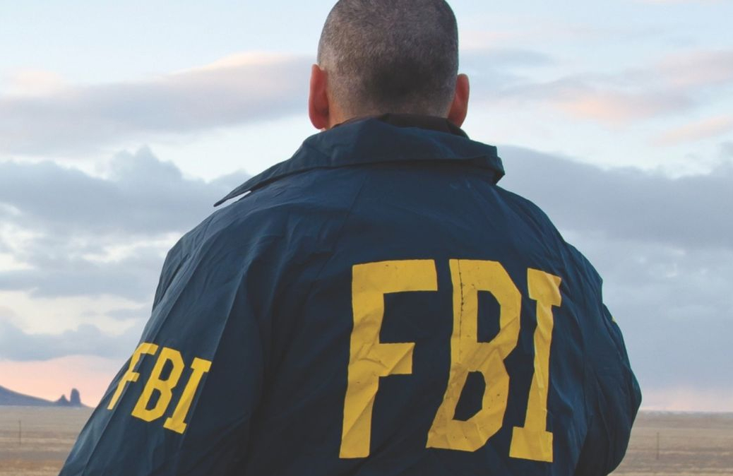 Agente del FBI de espalda