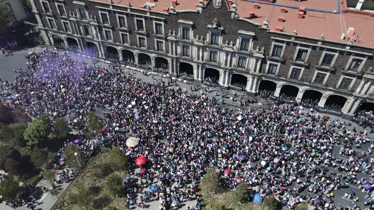 Feministas de la marcha por el Día de la Mujer en Toluca frente a Palacio de Gobierno