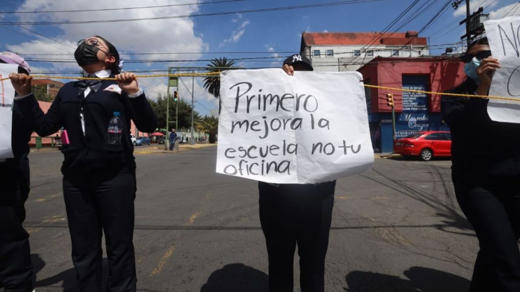 Alumnos de la Normal 1 de Toluca protestando