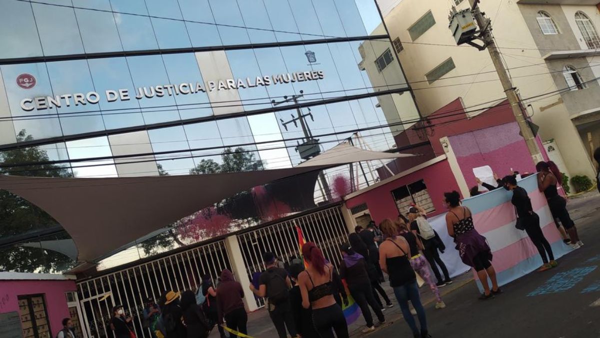 Comunidad trans frente a edificio del Centro de Justicia para las Mujeres en Toluca