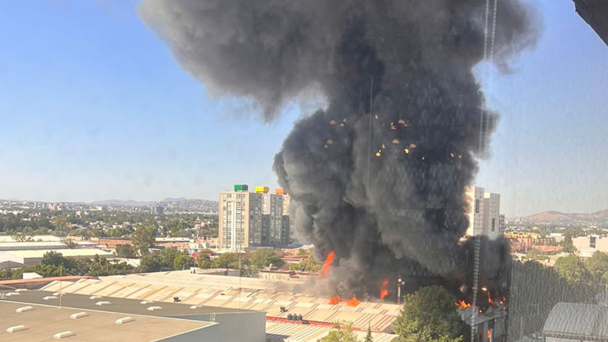 Humo por incendio en fábrica de la Ciudad de México