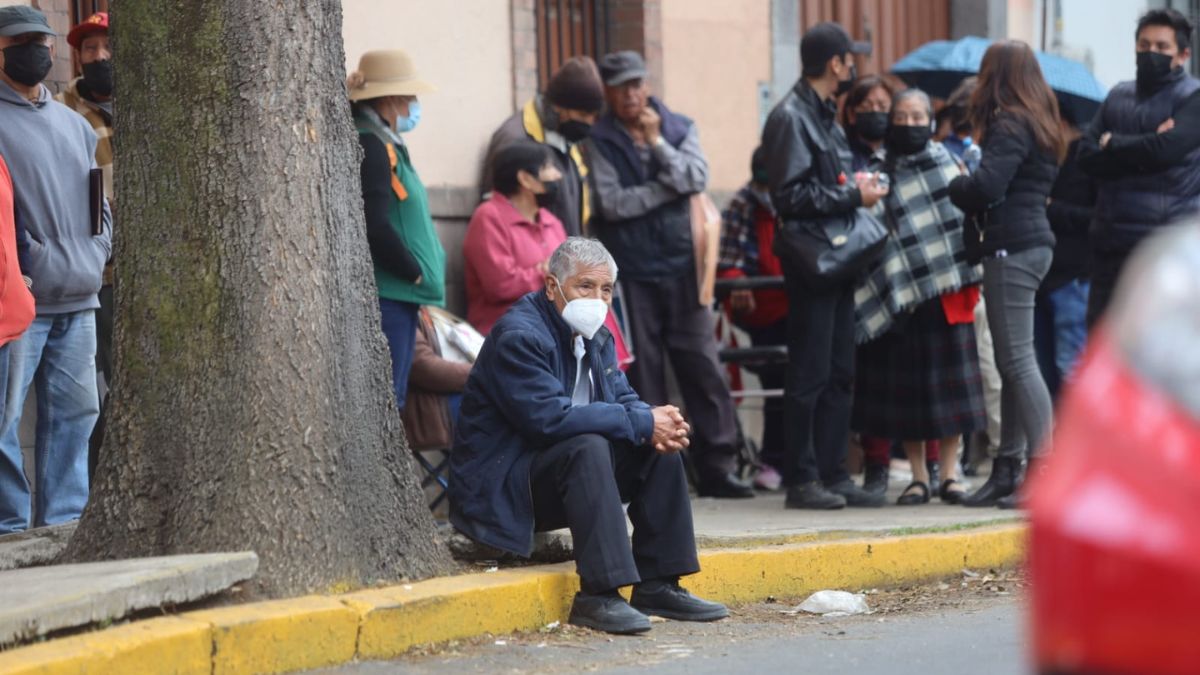 Viejitos formados para recibir pensión del Bienestar en Toluca
