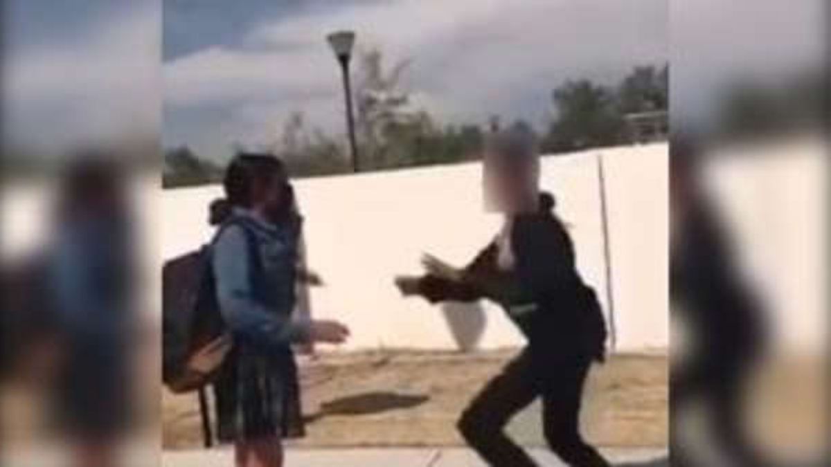 Alumnas de telesecundaria en Zumpango peleando