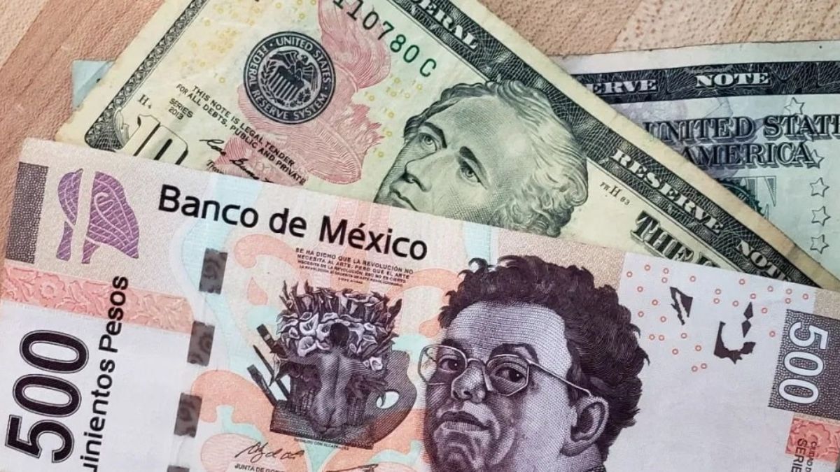 Billete de 500 pesos mexicano y un billete de 10 dólares