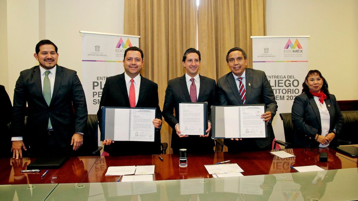 Gerardo Monroy, Rodrigo Jarque y Marco Aurelio Calbajal con el pliego petitorio del SMSEM